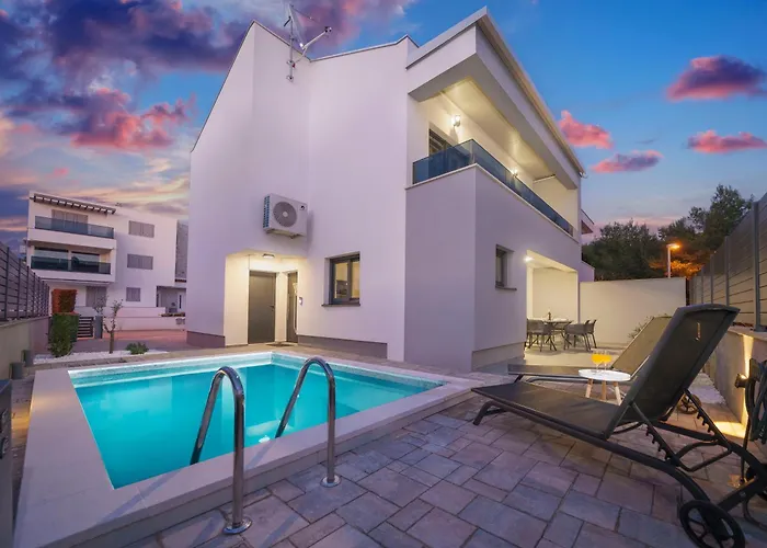 Villa Augusta With Heated Pool