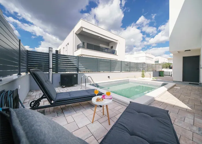 Villa Augusta With Heated Pool