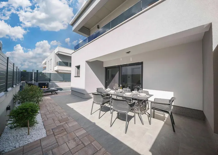 Villa Augusta With Heated Pool
